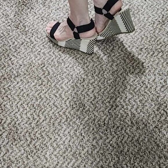 Anne Klein black and cream wedge sandals, like new, so cute sz 7.5 - Picture 4 of 5